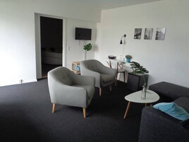 Minibar, escritorio, sistema de insonorización y wifi gratis 