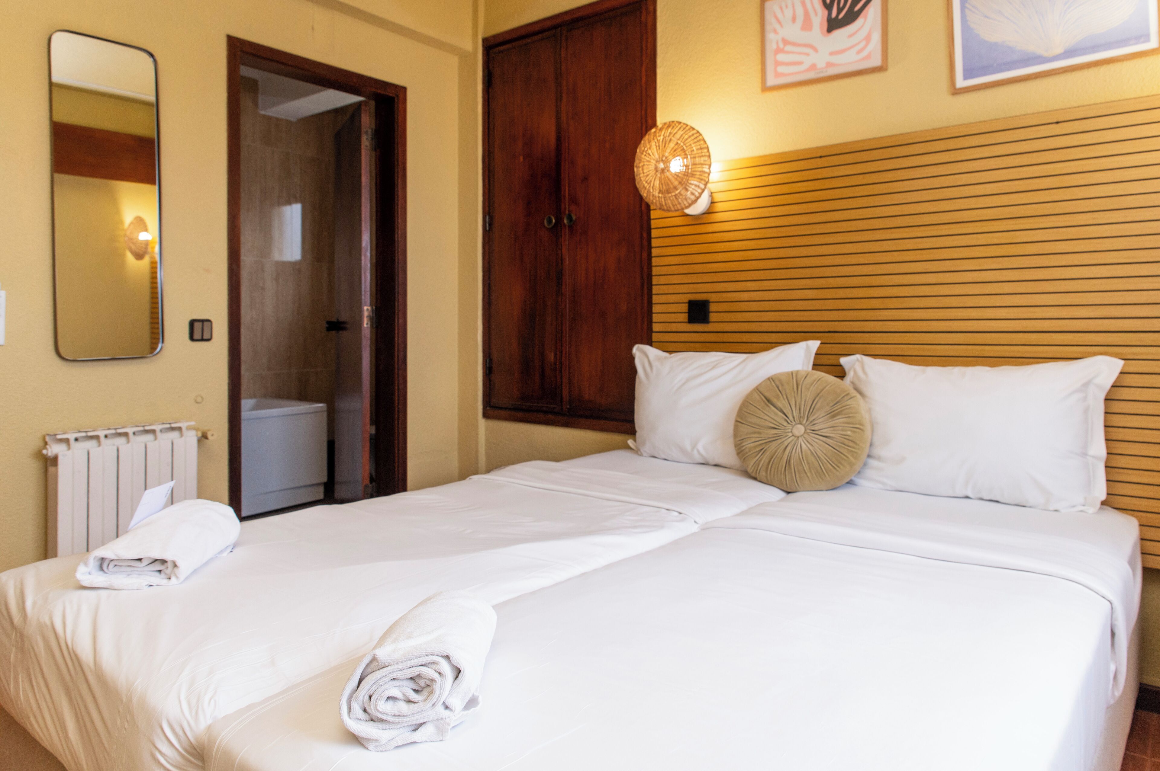 واي فاي مجانًا وملاءات أسرّة