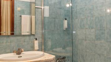 Kamar Triple Standar | Kamar mandi | Perlengkapan mandi gratis, handuk, dan tisu toilet