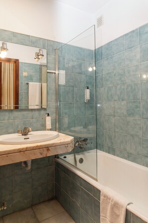 Habitación triple estándar | Baño | Artículos de higiene personal gratuitos, toallas y papel higiénico