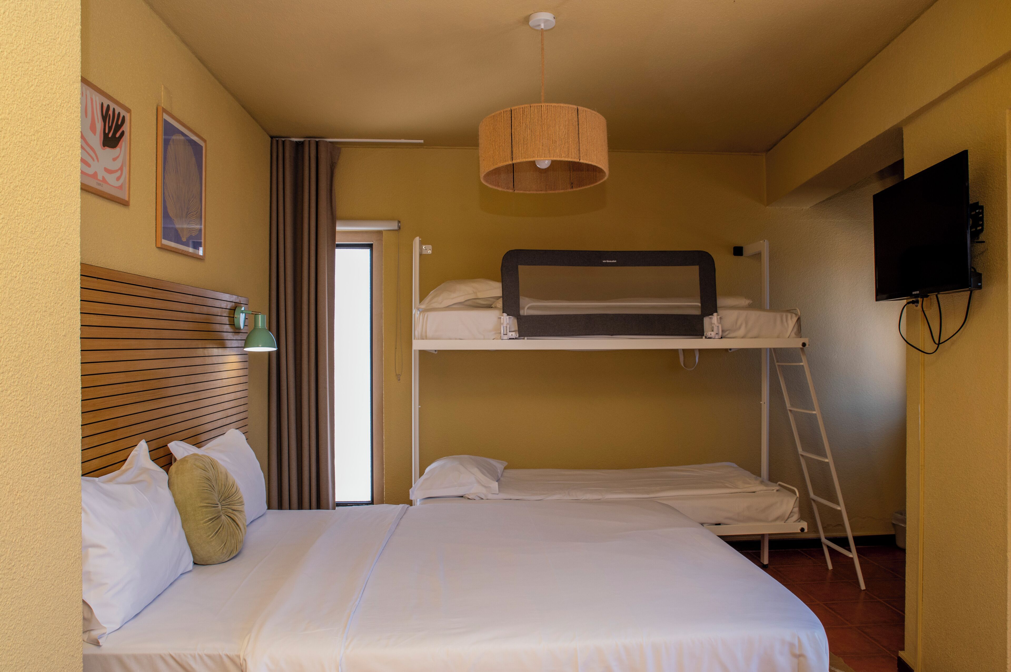 Habitación familiar, vistas al mar | Wifi gratis y ropa de cama