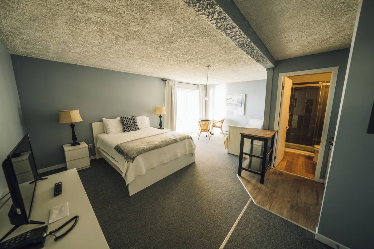 chambre standard rdc, section motel, un lit queen, cuisinette | free wifi, bed sheets