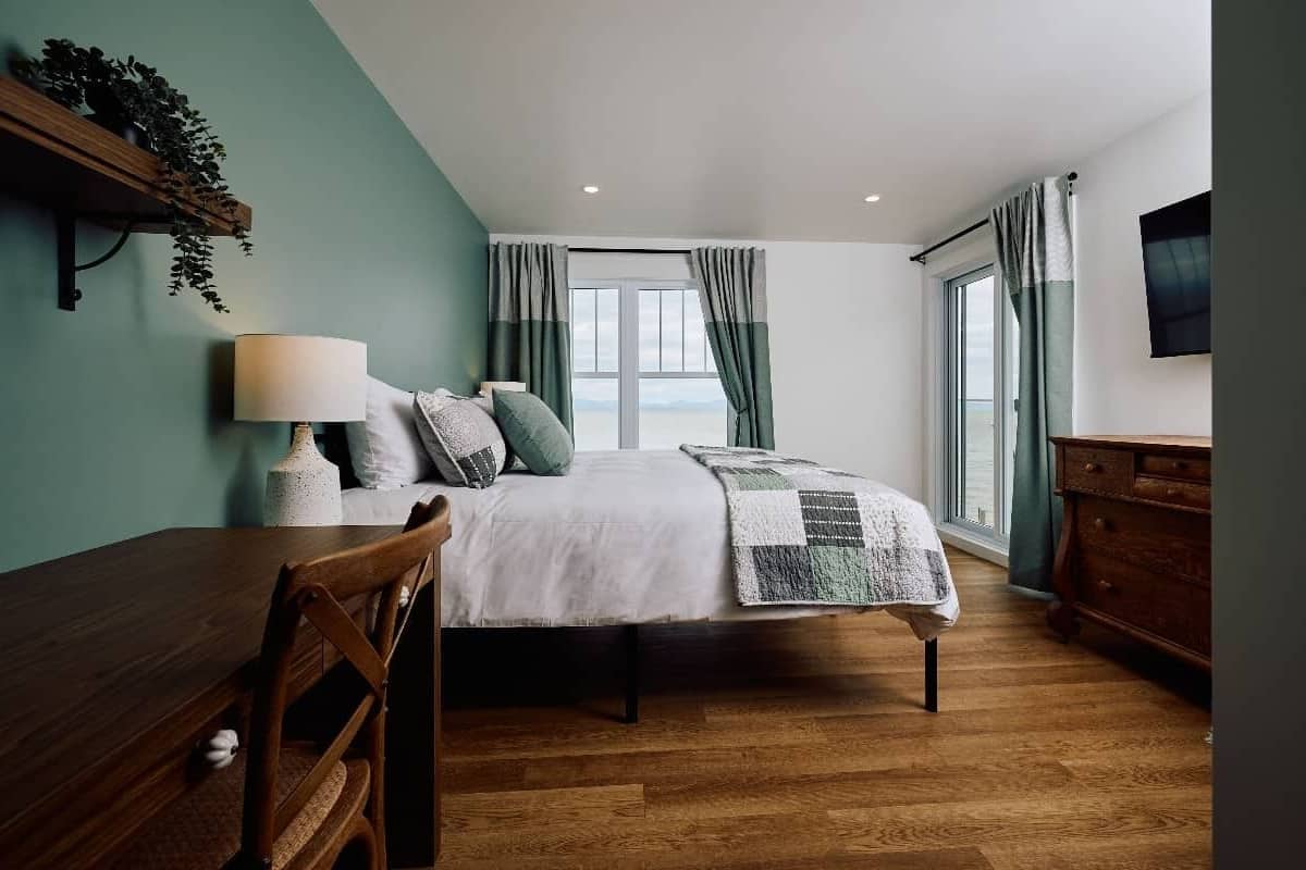 Chambre supérieure, 2e étage AUBERGE, 1 lit king, vue directe | WiFi (free), bed sheets