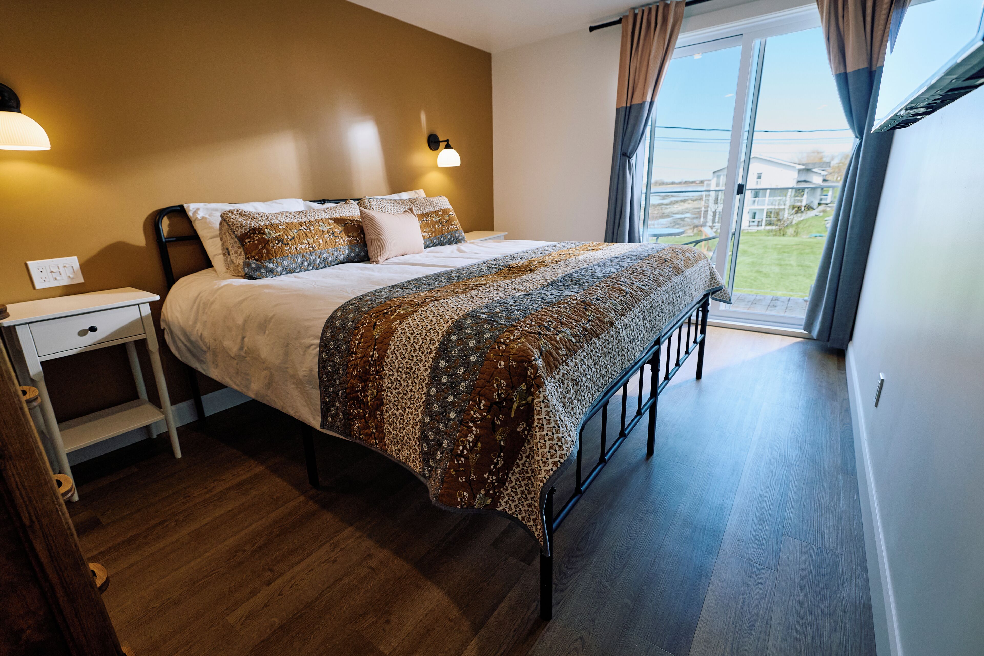 Chambre supérieure, 2e étage, section AUBERGE, 1 lit king | Free cribs/infant beds, free WiFi, bed sheets