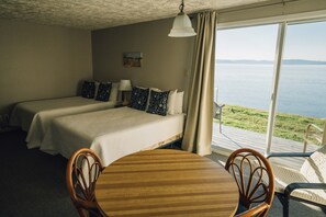 Chambre standard RDC, section MOTEL, deux lits doubles, cuisinette | Kostenloses WLAN, Bettwäsche