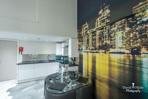 Full-sized fridge, microwave, oven, stovetop - Union Bank Apartments (Liverpool)