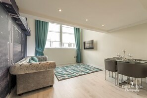 Een 49-inch flatscreentelevisie met digitale zenders en een televisie