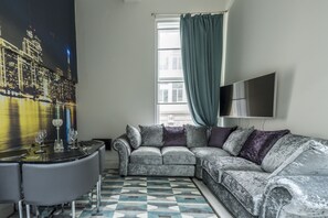 49-inch flat-screen TV with digital channels, TV - Union Bank Apartments (Liverpool)