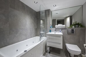 Superior Apartment, 2 Bedrooms | Bathroom | Towels - Union Bank Apartments (Liverpool)