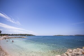 Beach nearby, white sand, sun loungers, beach umbrellas - Adrion Aparthotel (Pula)