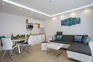 Apartment 5, Balcony | Oppholdsrom | Flatskjerm-TV, bøker og oppvarmet gulv