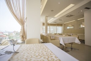 Daily continental breakfast (EUR 13.00 per person)