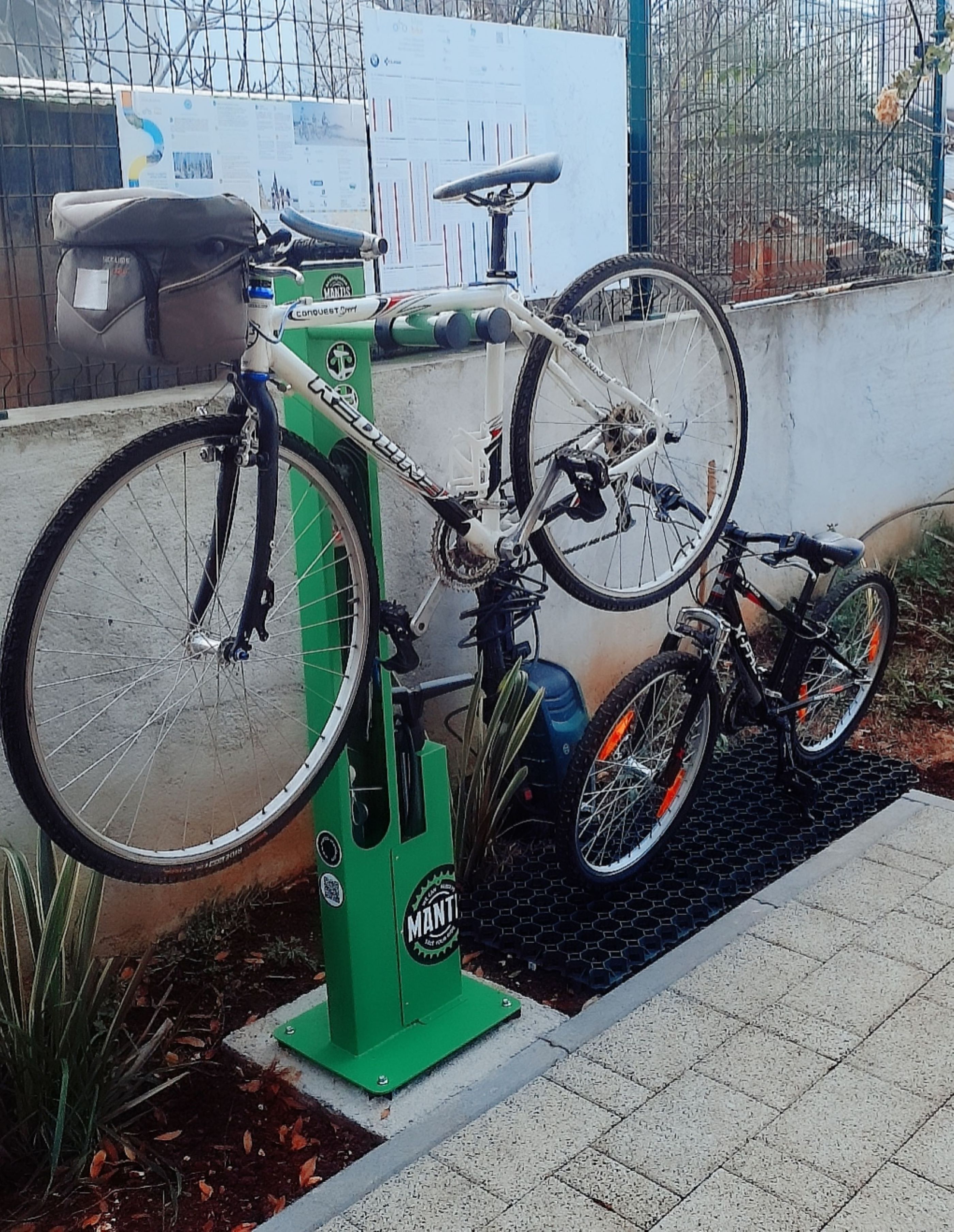 Un aparcadero para bicicletas con dos bicicletas estacionadas.