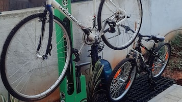 Un aparcadero para bicicletas con dos bicicletas estacionadas.