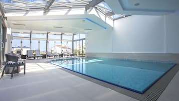 Piscina coberta (horari: 09:00-21:00), para-sols i gandules