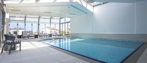 屋内プール、営業時間 9:00 ~ 21:00、プール パラソル、サンラウンジャー