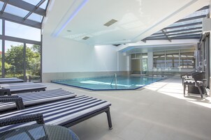 Una piscina techada, abierta desde las 09:00 hasta las 21:00, sombrillas