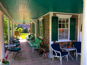Terrace/patio - The Barnacle Inn (Nantucket)