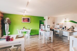 Daily cooked-to-order breakfast (EUR 9 per person)