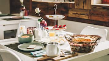 Daily cooked-to-order breakfast (EUR 9 per person)