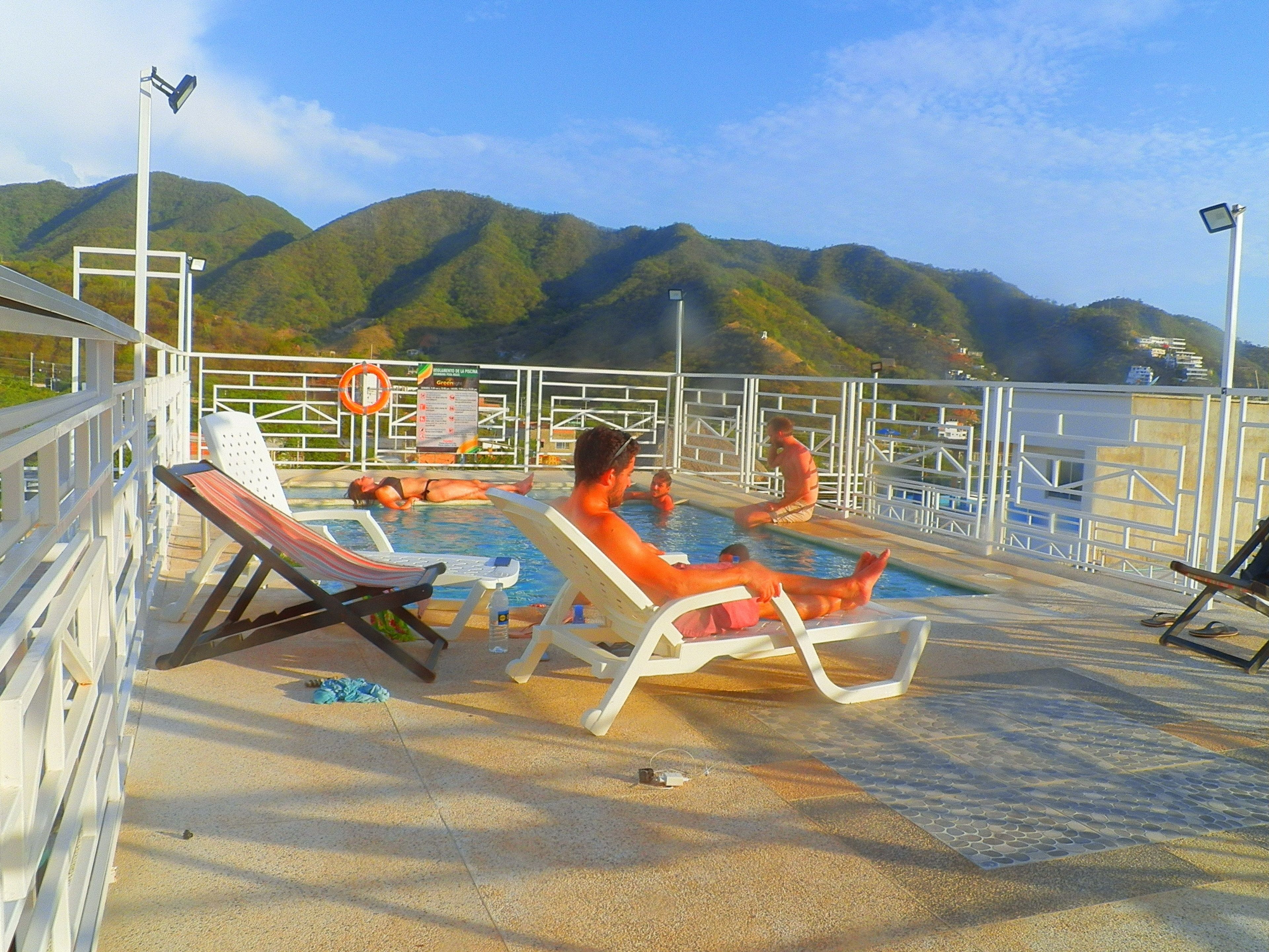 Kolam renang tertutup, kolam renang terbuka 