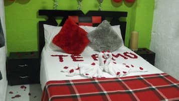 Economy Triple Room, 1 Bedroom, Pool Access, Tower | Bilik Mandi | Pancuran mandi, kelengkapan dandanan diri percuma, tuala disediakan