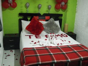 Economy-Dreibettzimmer, 1 Schlafzimmer, Poolzugang, Turm | Badezimmer