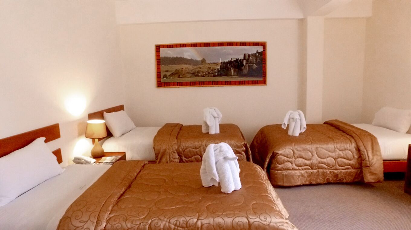 Tripla Standard | Copriletto in piuma, con arredamento individuale, postazione laptop