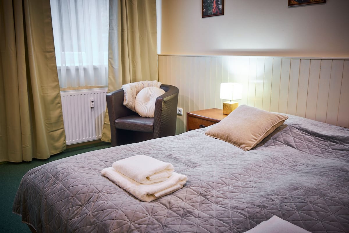 Soundproofing, free WiFi, bed sheets