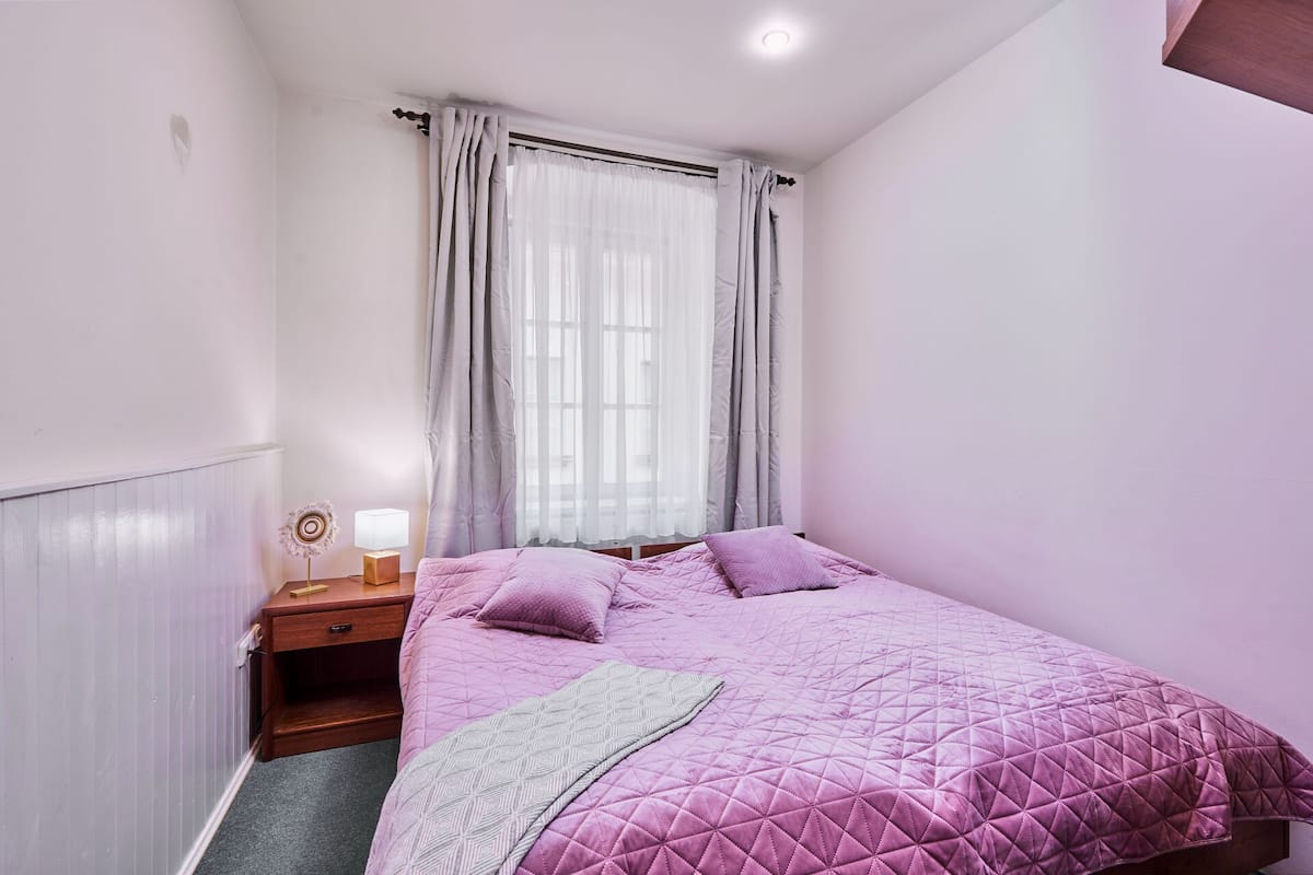 Soundproofing, free WiFi, bed sheets