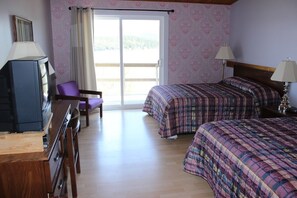 Een bureau, gratis wifi, beddengoed