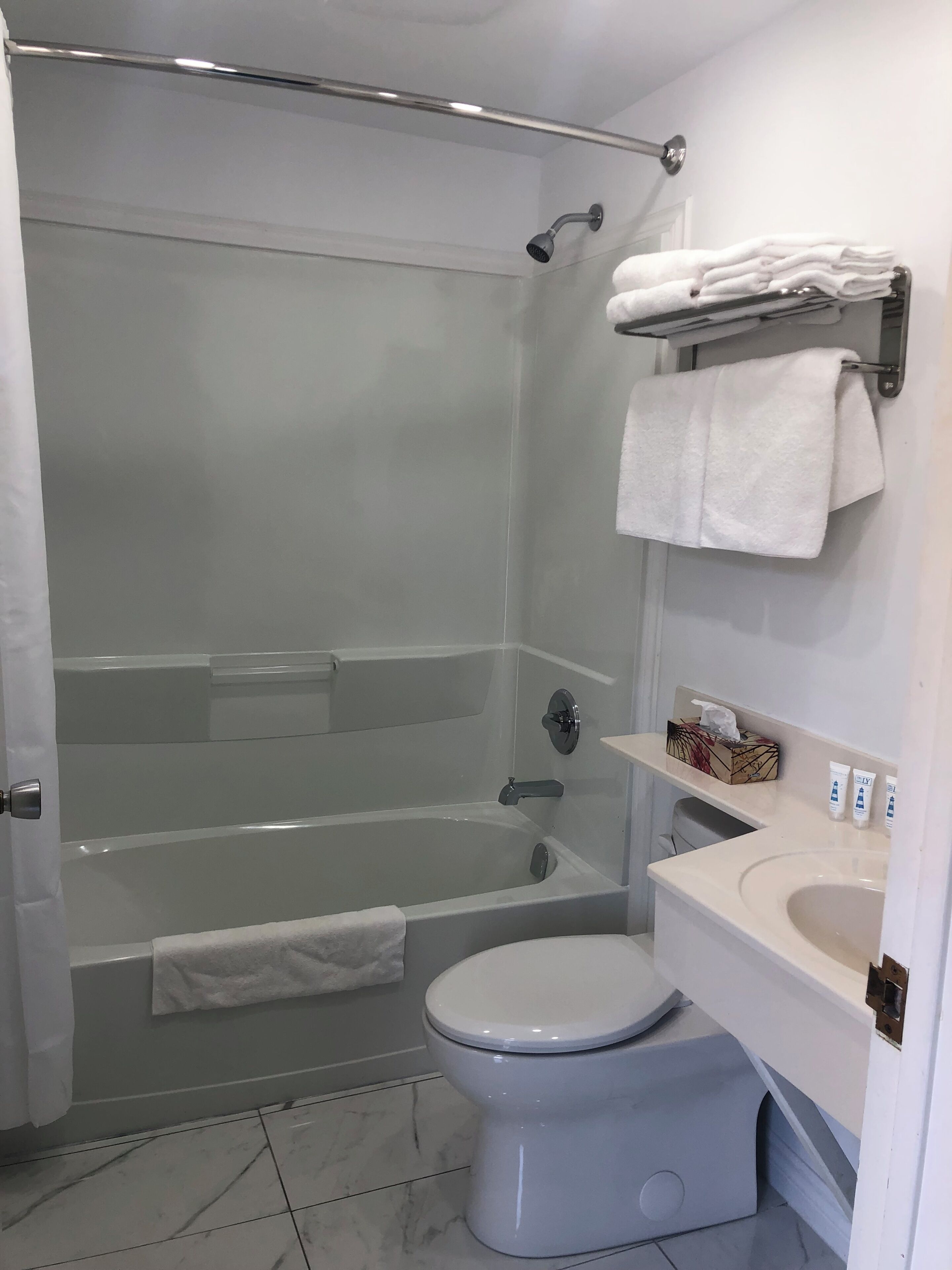 Une salle de bain équipée d’une baignoire, de toilettes et d’un espace douche.