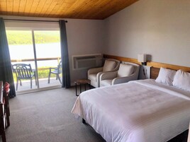 Standard Room | Desk, WiFi (free), bed sheets