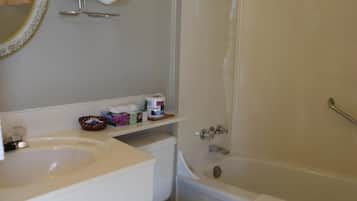 Combined shower/tub, free toiletries, towels