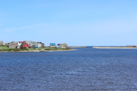 Exterior. Duck Cove Inn