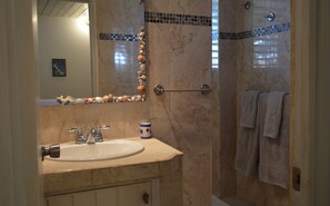 Appartement | Badkamer | Een douche, een haardroger, handdoeken