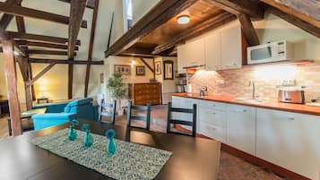 Appartamento, 2 camere da letto (Attic, 6 Adults) | Area soggiorno | TV a schermo piatto 1 pollici con canali satellitari, TV