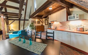 Departamento, 2 habitaciones (Attic, 6 Adults) | Área de sala de estar | Televisión de pantalla plana de 1 pulgadas con canales vía satélite 