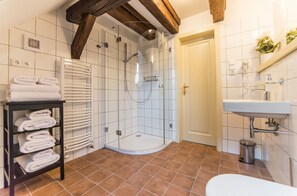 Lägenhet - 2 sovrum (Attic, 6 Adults) | Badrum | Dusch, gratis toalettartiklar, hårtork och handdukar