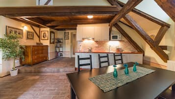 Departamento, 2 habitaciones (Attic, 6 Adults) | Área de sala de estar | Televisión de pantalla plana de 1 pulgadas con canales vía satélite