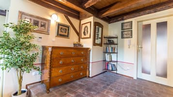 Departamento, 2 habitaciones (Attic, 6 Adults) | Área de sala de estar | Televisión de pantalla plana de 1 pulgadas con canales vía satélite