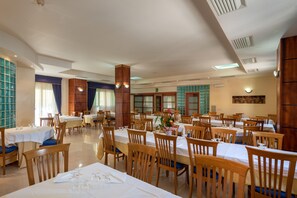 Lunch and dinner served, Italian cuisine