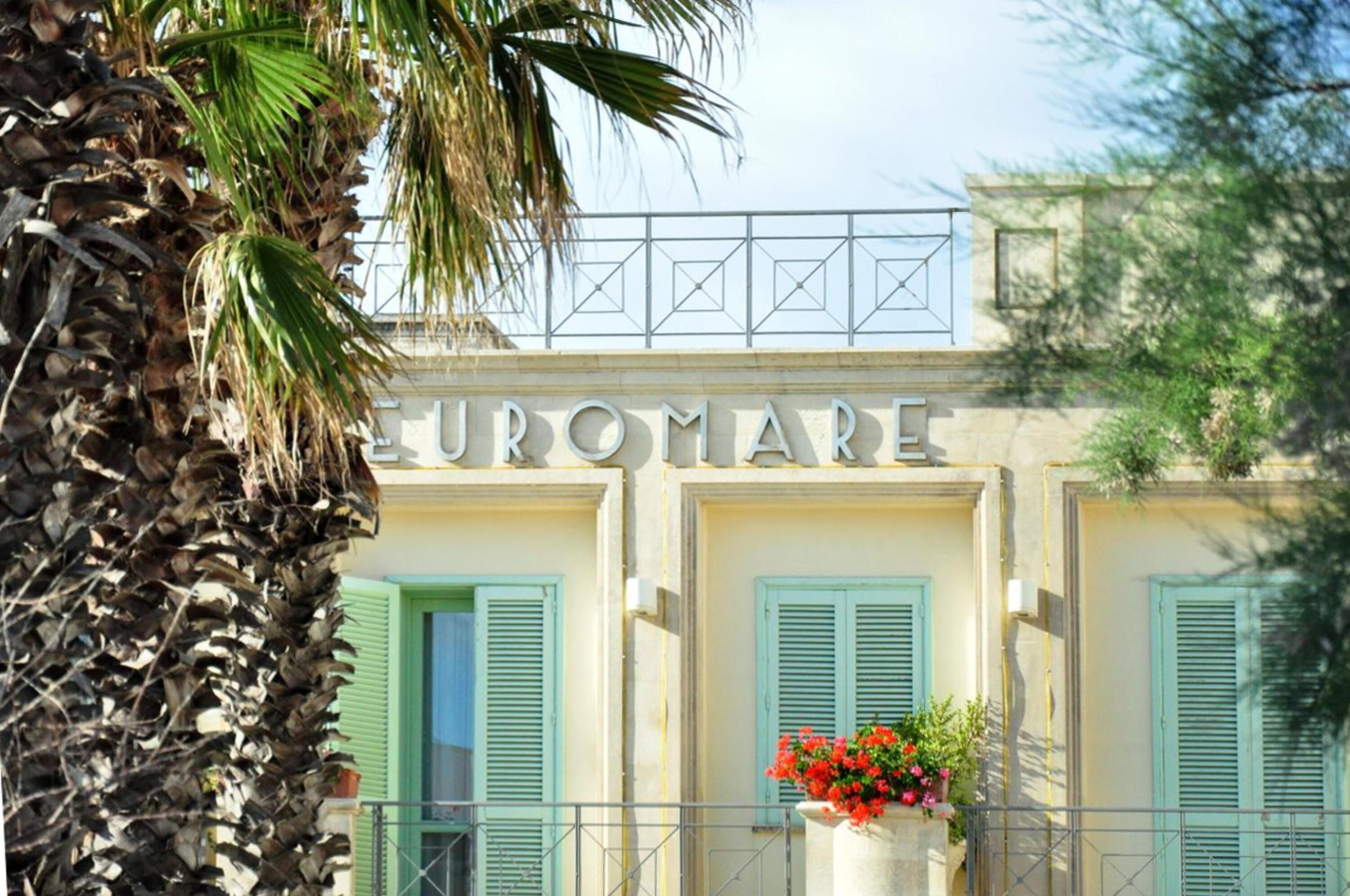 Un bâtiment portant l’enseigne « EUROMARE » et doté de volets verts.