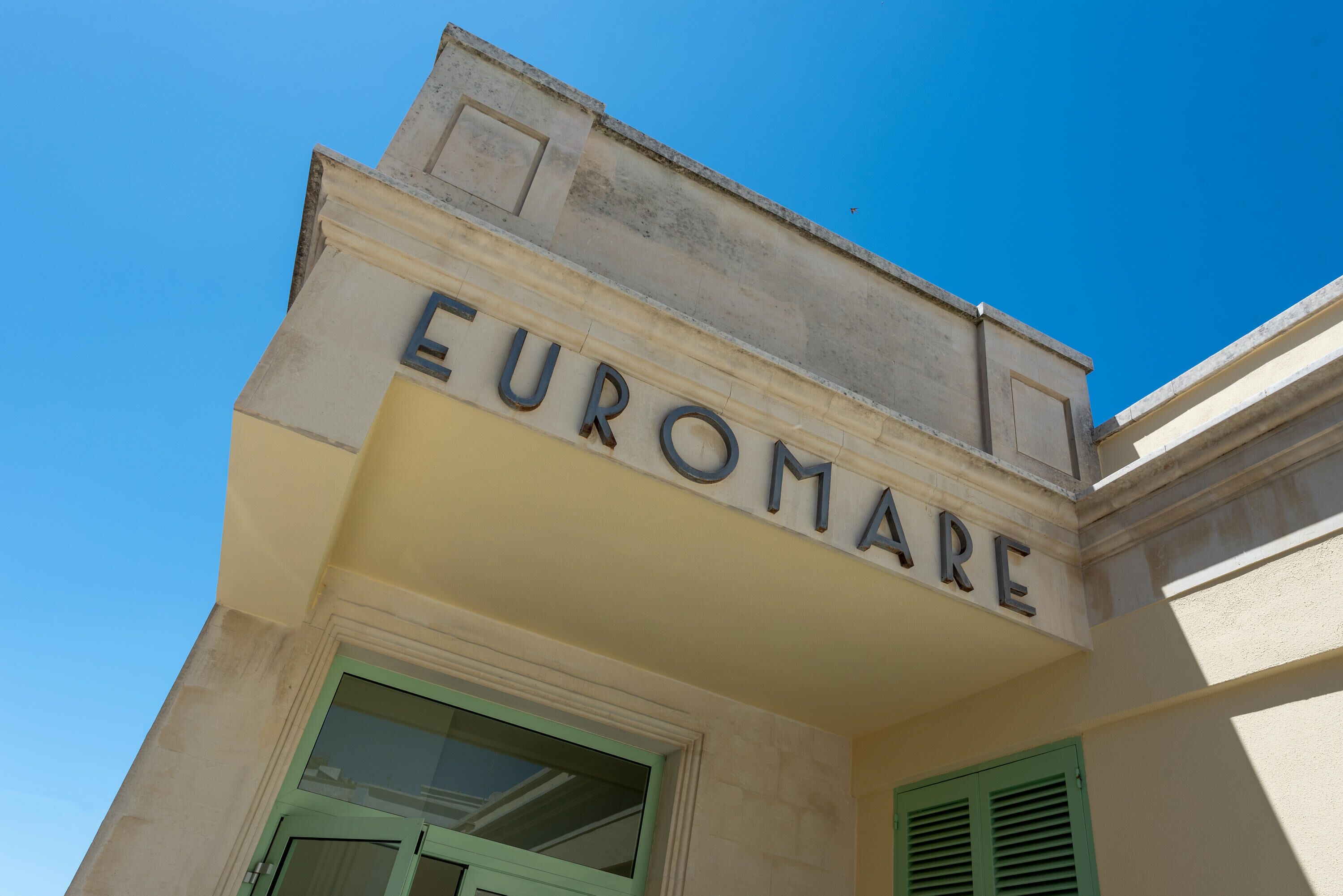 Un edificio con el letrero "EUROMARE" en la fachada.
