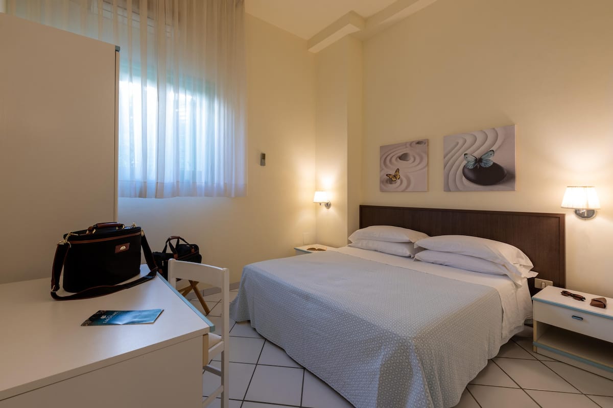 Quarto básico, no mezanino | Frigobar, cofres nos quartos, escrivaninha, quartos à prova de som