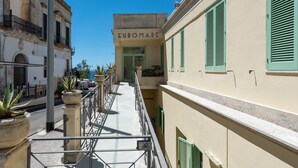 Een smalle straat met een gebouw met de naam 'EUROMARE' aan de rechterkant.