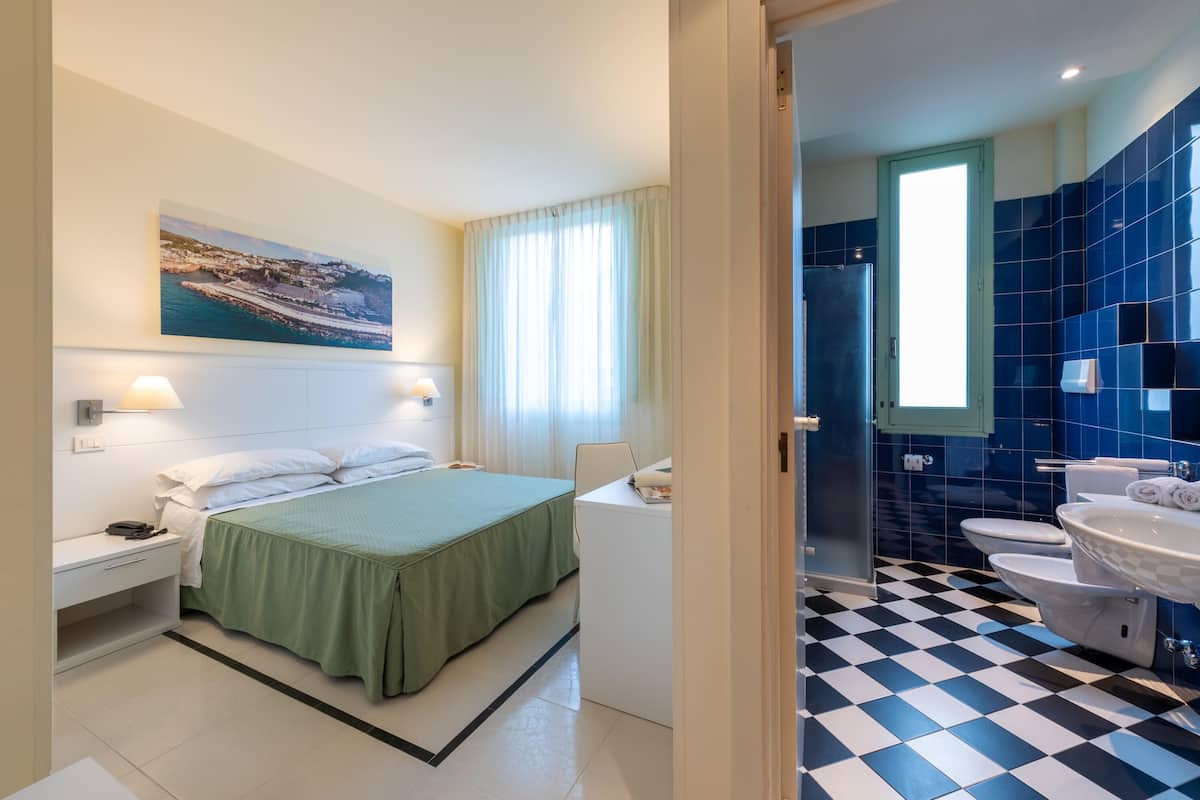 Quarto casal clássico | Frigobar, cofres nos quartos, escrivaninha, quartos à prova de som