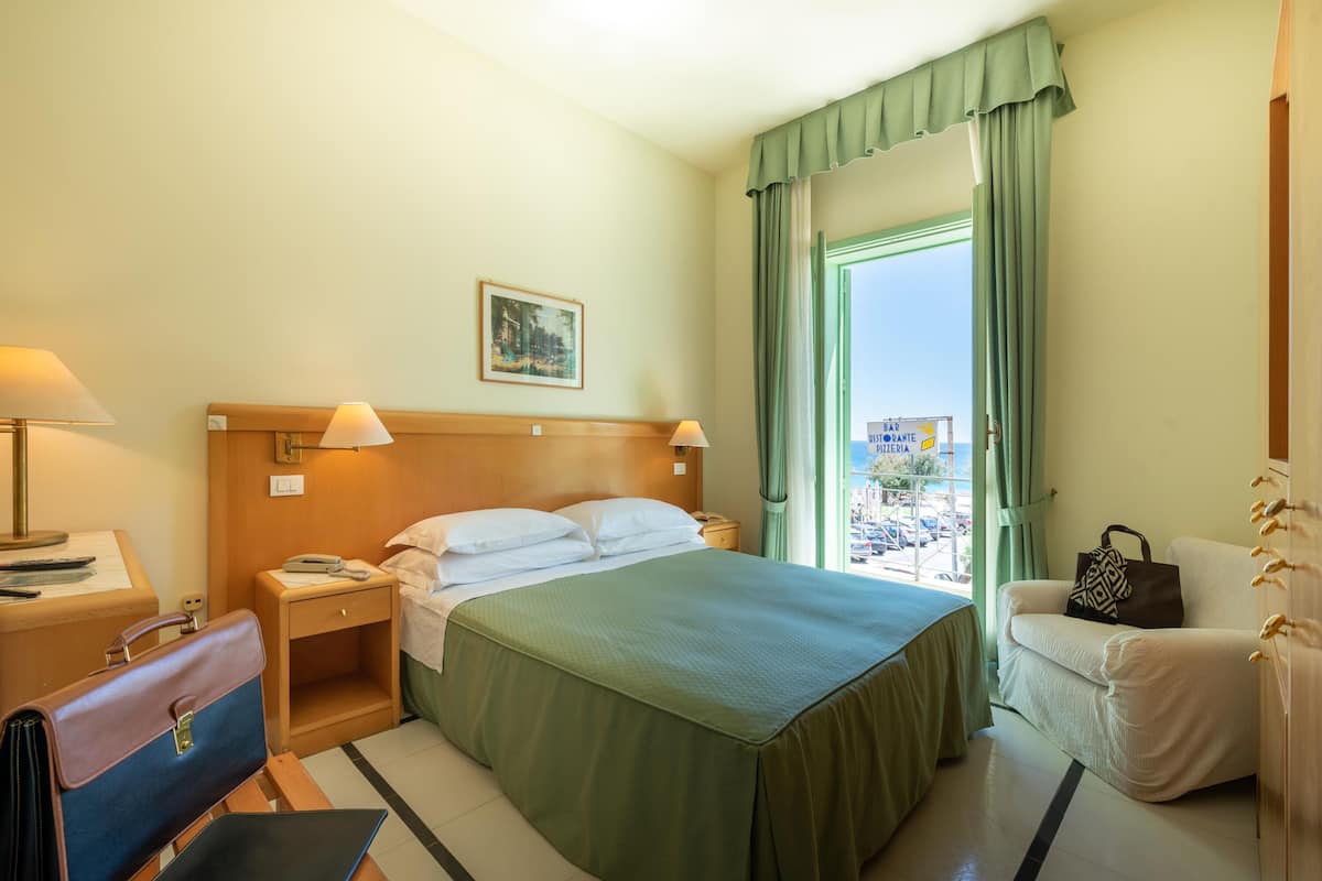 Quarto casal superior, sacada, vista para o mar | Frigobar, cofres nos quartos, escrivaninha, quartos à prova de som
