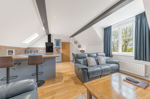 Deluxe penthouse, meerdere slaapkamers | Woonruimte | Ledtelevisie en betaalfilms