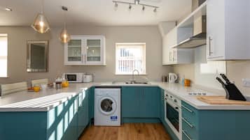 Luxus apartman, 1 hálószobával, akadálymentesített | Privát konyha | Nagyméretű hűtő/fagyasztó, mikrohullámú sütő, sütő és főzőlap
